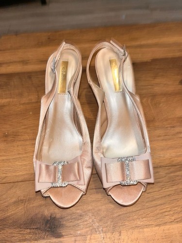 Stunning nude satin - nude, peep-toe
