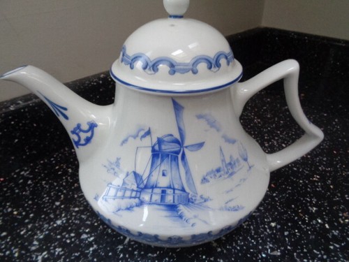 Compton woodhouse teapots of - &,