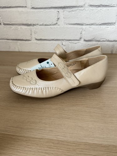 Bnwt pavers ladies - bnwt, mary