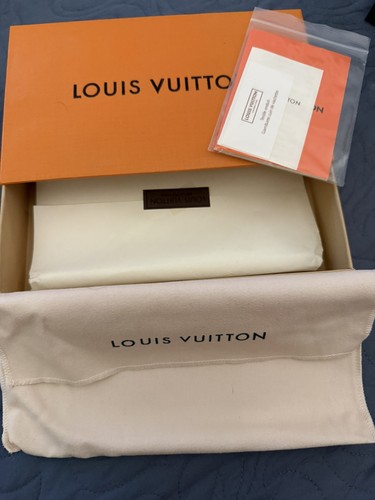 Louis vuitton wallet - louis, dust