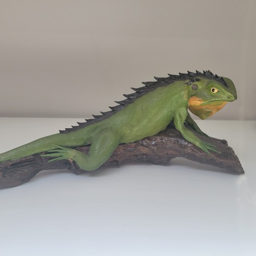 Green iguana sculpture large - iguana,