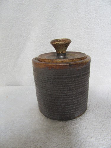 Oxshott wren pottery lidded - wren,