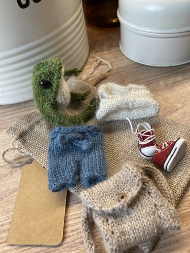 Handknitted traveller frog - handknitted,