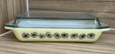 Vintage 1950’s Pyrex Yellow Gaiety Daisy Space Saver Oven Dish With Lid 12" x 7"
