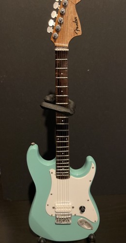 Blink 182 tom delonge mini - tom,