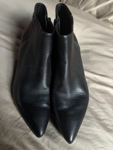 Clarks black leather pointed - black,
