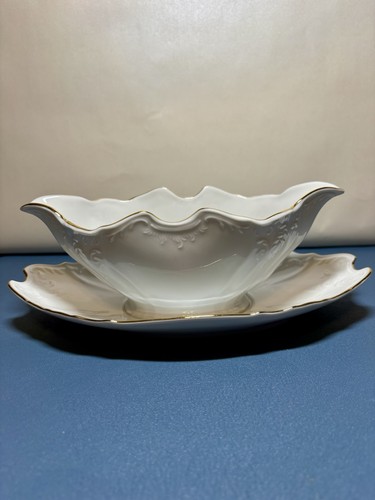 Bernadette gravy boat with - gravy,
