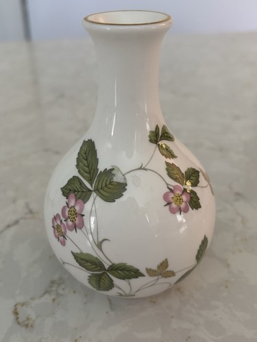 Wedgwood wild strawberry - wedgwood, bone