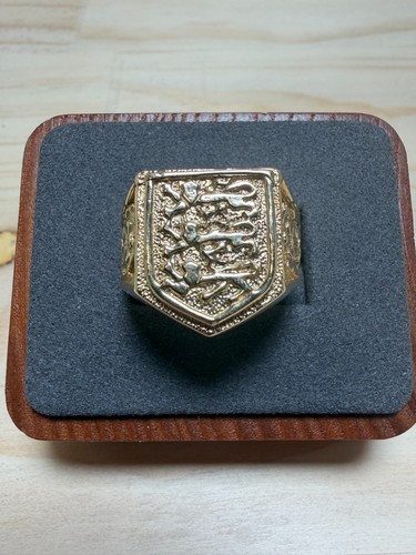 9ct yellow gold three - gold, lions