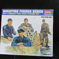 ACADEMY.MINATURE FIGURES.WW 11 GERMAN TANK CREW. 1;35 SCALE.