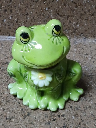Green frog figurine shaker - green,
