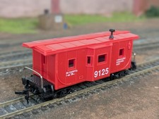 Model Power 8240 HO Gauge 36’ Bay Window Safety Caboose 9125 Red Good Condition
