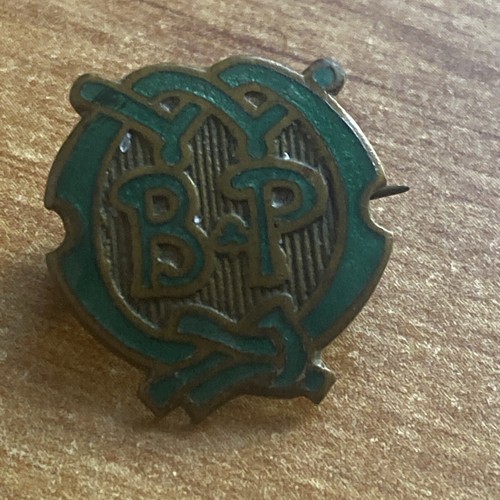 Girl guide metal badge - girl,