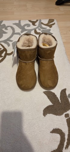 Ugg australia hand size - by,