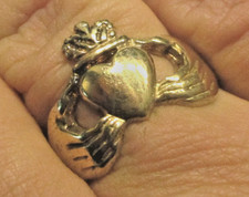 STERLING SILVER  GOLD PLATED LARGE CLADDAGH IRISH FRIENDSHIP RING SIZE T