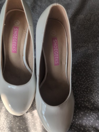 Approx white patent - 5.5",