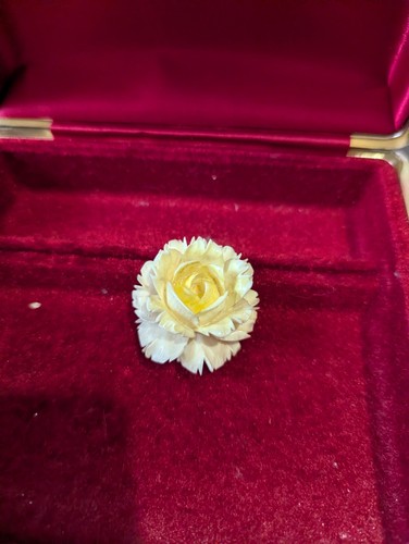 Vintage cream flower brooch - vintage,