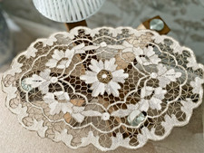 VINTAGE BEIGE/WHITE COTTON MACHINE BOBBIN LACE OVAL TABLE MAT/DOILY ~ 15" x 10"