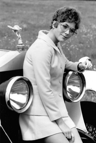 Linda thorson unsigned 4 - unsigned, 6"