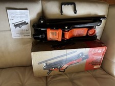 Halfords 2 Tonne Low Profile Hydraulic Trolley Jack & 2 TONNEAXLE STANDS