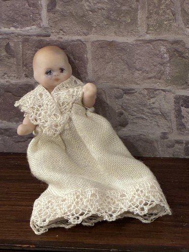 Dolls house scale - dolls,