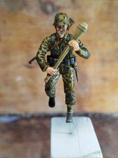 1:35 Built & Painted WW2 German Combat soldier carrying Panzerschreck