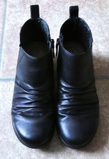 LADIES CLARKS LEATHER BOOTS