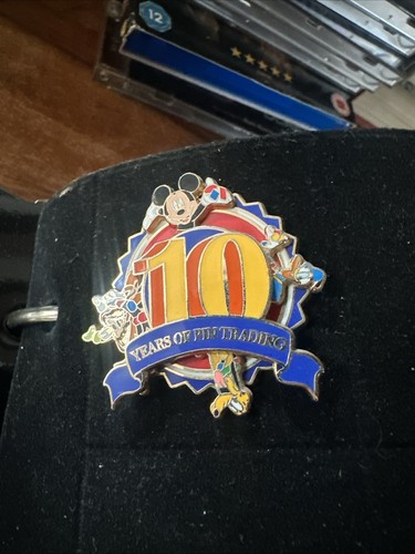 Disney pin trading 10th - trading,