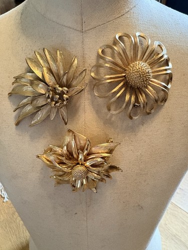 Vintage gold tone - tone, flower
