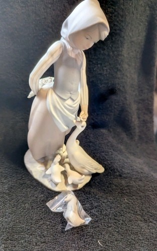 Lladro 1277 girl feeding - #1277- girl,