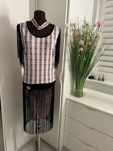 Pink black flapper - &,