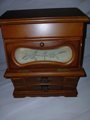 Vintage wooden jewelry box - wooden,