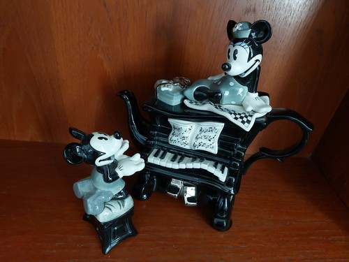 Mickey and minnie - mickey,