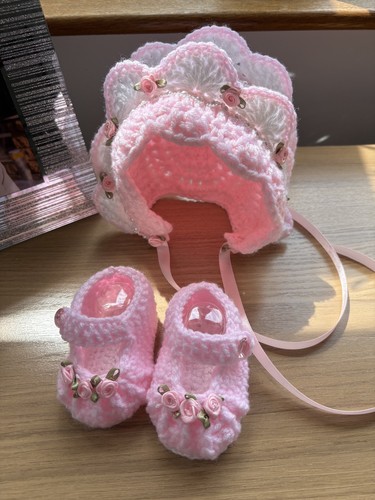 Baby bonnett and - shoes, hand
