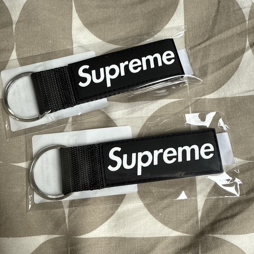 Supreme webbing keychain - supreme,