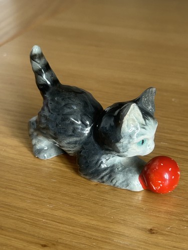 Vintage goebel cat with ball - goebel,