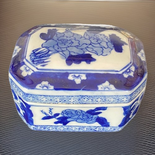 Blue white vintage chinese - &,