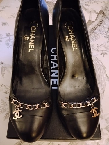 Chanel charm shoes black