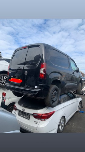 Vauxhall combo 2021 - rear, door