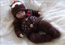 DOLLS CLOTHES KNITTING PATTERN DK 11 REBORNS 8-10 CHRISTMAS PATTERN LIL PUDDING