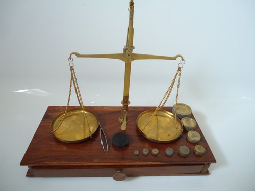 Set brass scales wooden box - in,