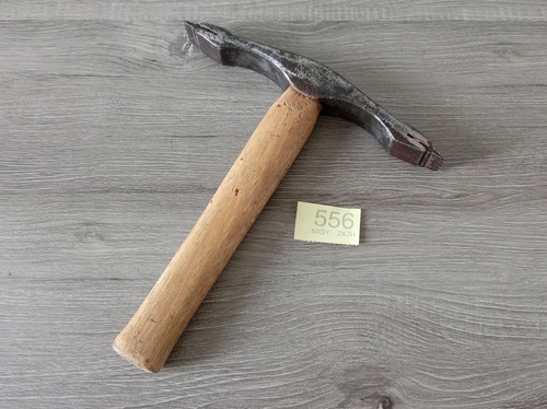 Stone masons scutching hammer - scutching,