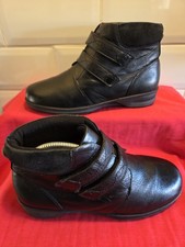 Padders Plus Black Boots Hook