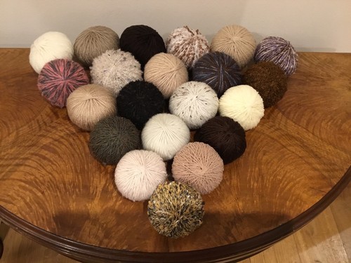 527g job lot balls - 527g,