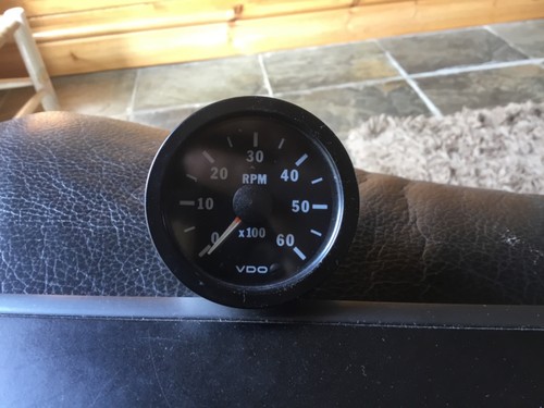 Land rover defender - land, tachometer