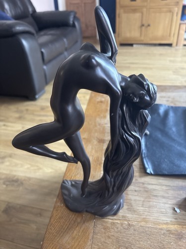 Striking art deco style - striking,