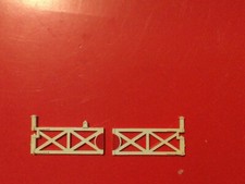 N GAUGE 1 PAIR LEVEL CROSSING GATES