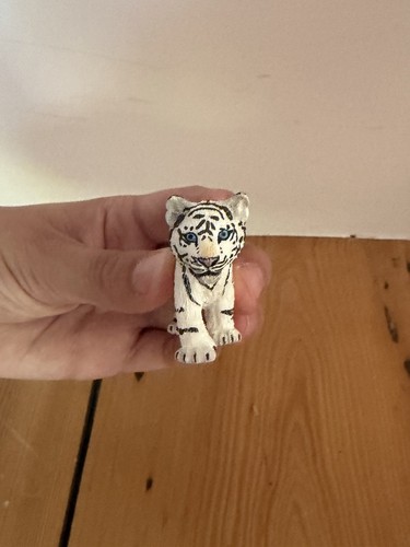 White tiger cub schleich - white,