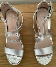 MODA In PELLE ‘Pursuit’ SILVER HIGH WEDGE SANDALS SIZE 8 (41)