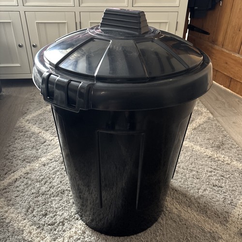 Large black dustbin - black,